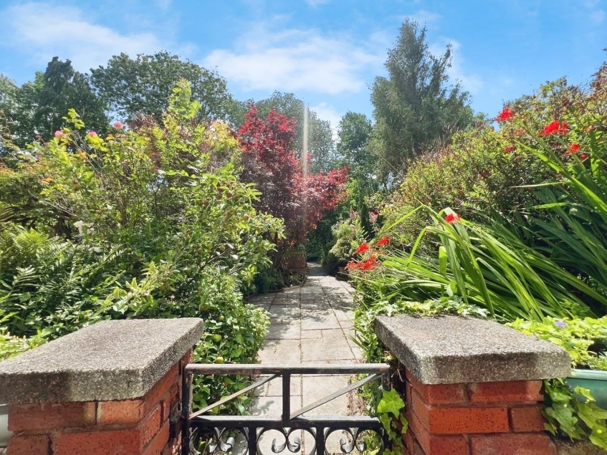Tunnicliffes New Row, Leigh, WN7 4TW