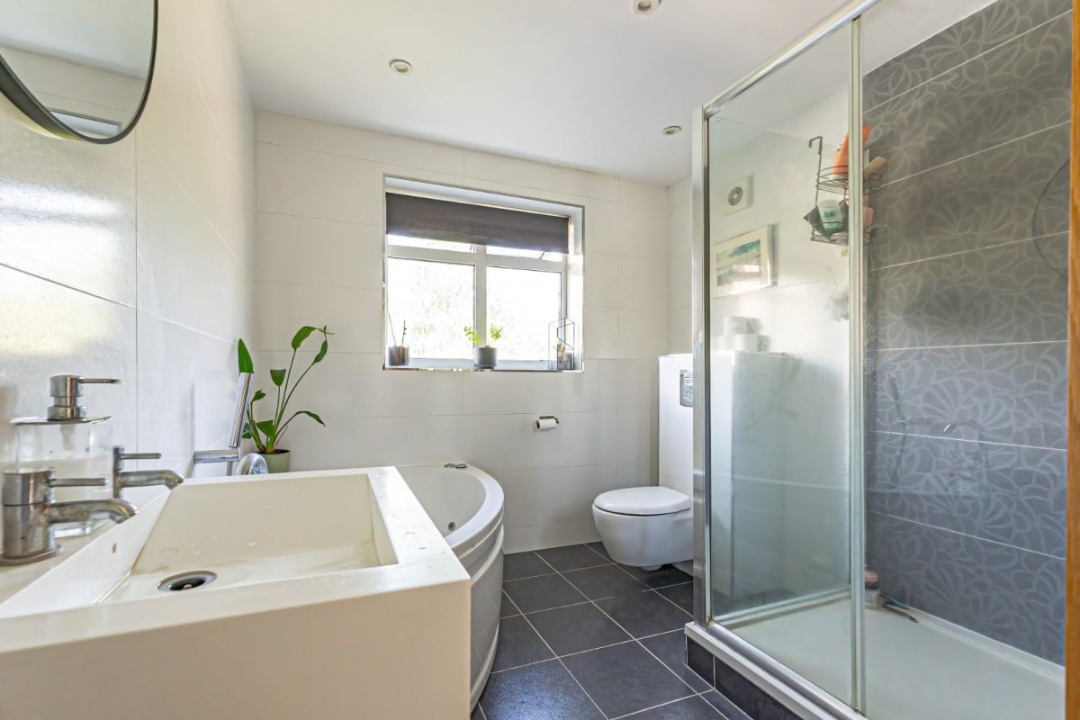 West Valley Road, Apsley