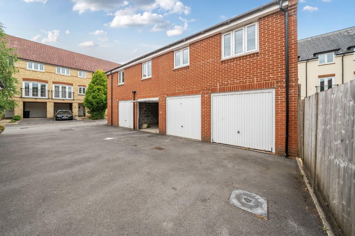 Streamside Walk, Milborne Port