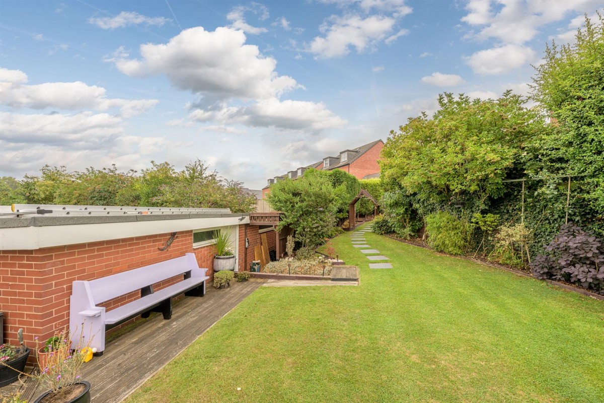 Hopyard Lane, Lower Gornal, DY3 2XG