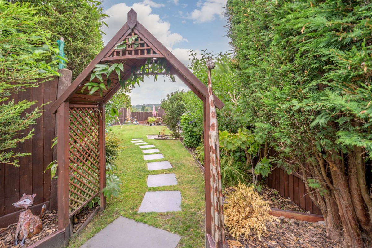 Hopyard Lane, Lower Gornal, DY3 2XG