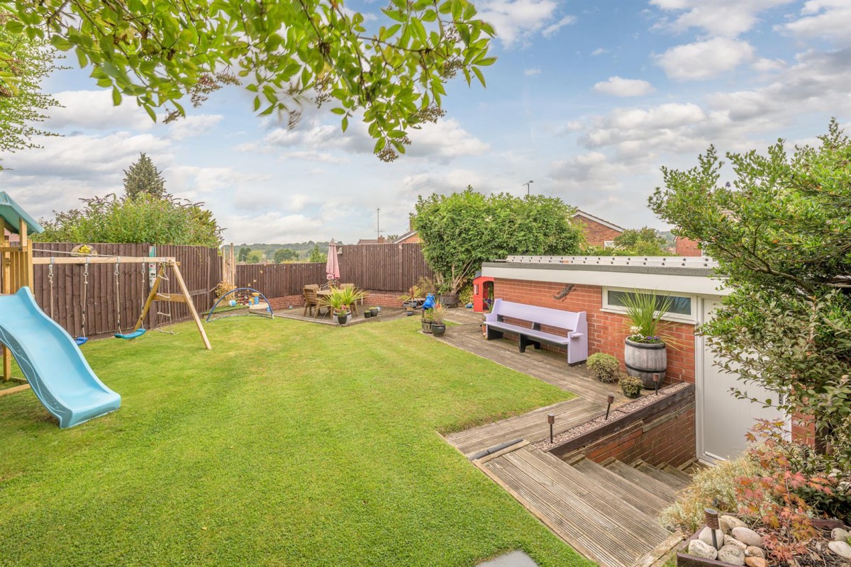 Hopyard Lane, Lower Gornal, DY3 2XG