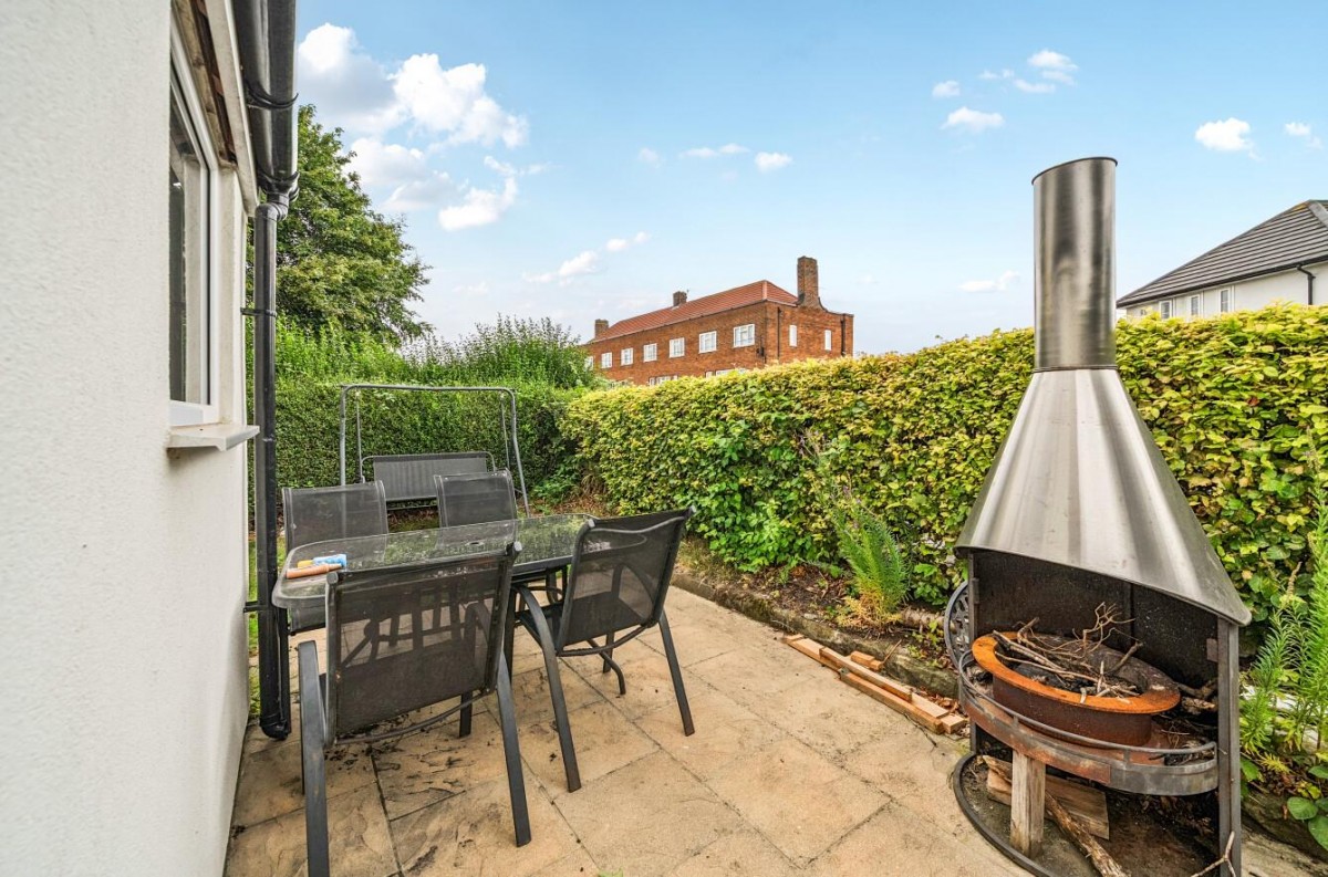 Raynel Approach , Cookridge, LS16