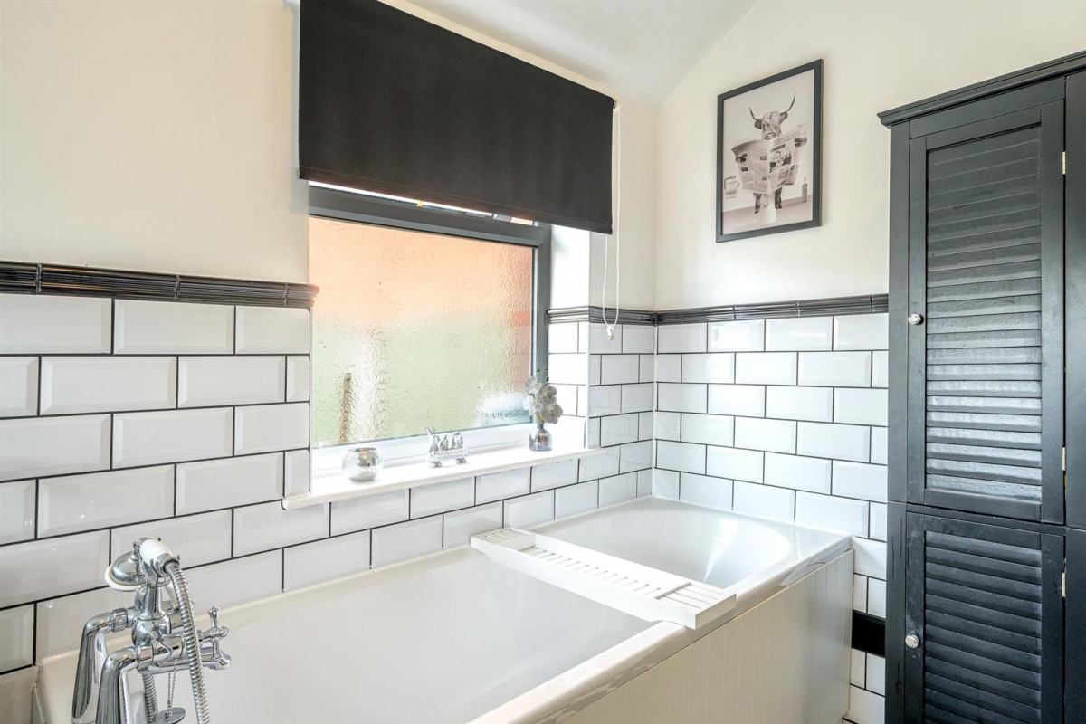 Bromley Lane, Kingswinford, DY6 8HX