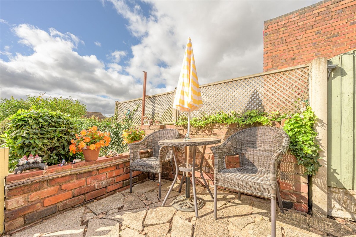Bromley Lane, Kingswinford, DY6 8HX