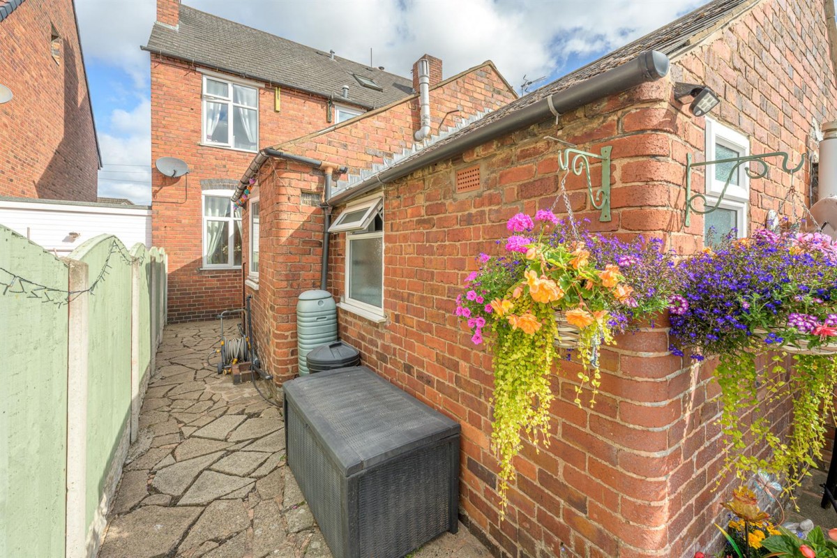 Bromley Lane, Kingswinford, DY6 8HX
