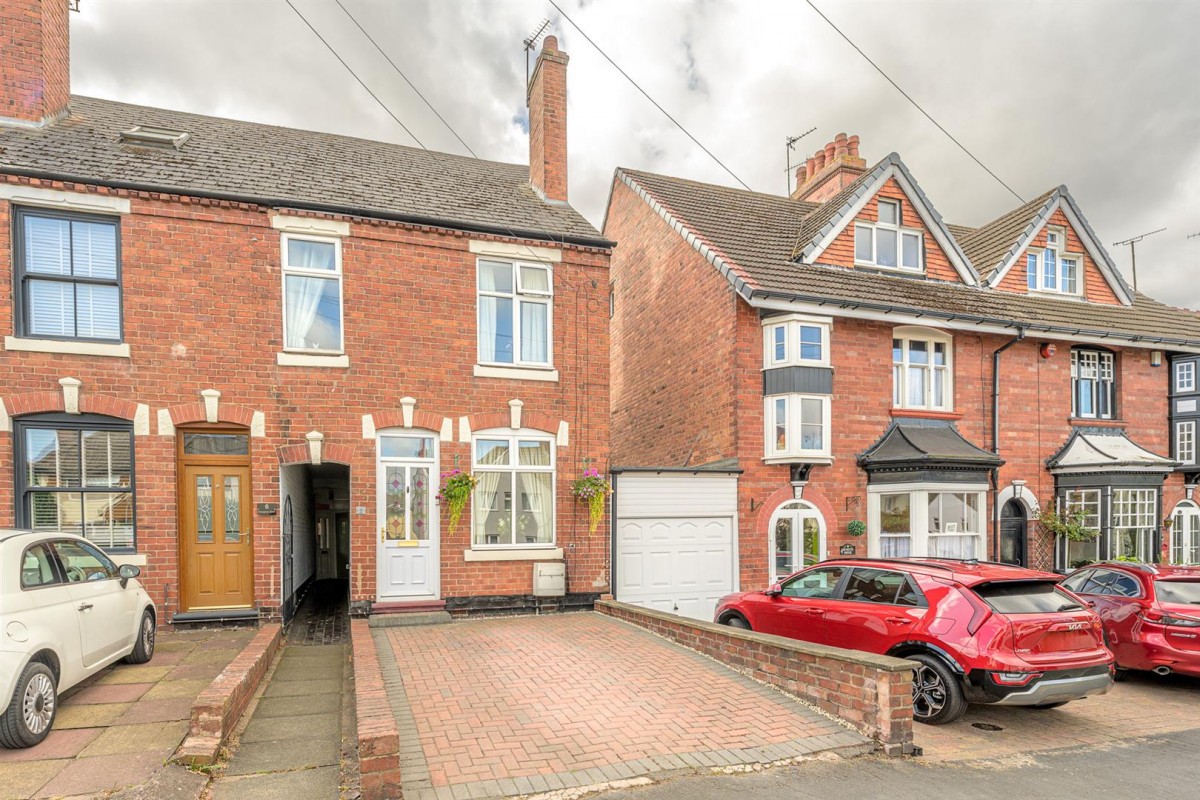 Bromley Lane, Kingswinford, DY6 8HX