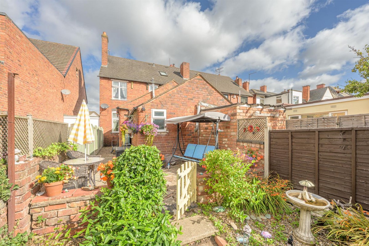Bromley Lane, Kingswinford, DY6 8HX