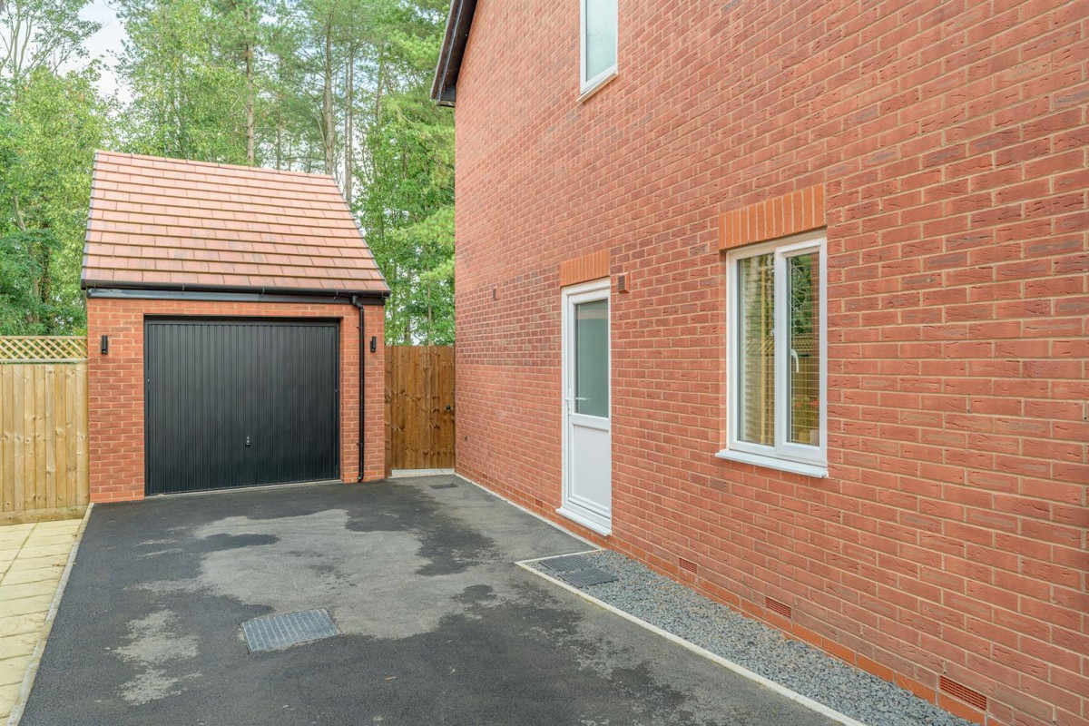 Lea Castle Drive, Cookley, DY10 3FP