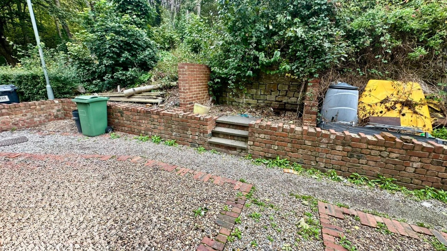 Low Road, Earlsheaton