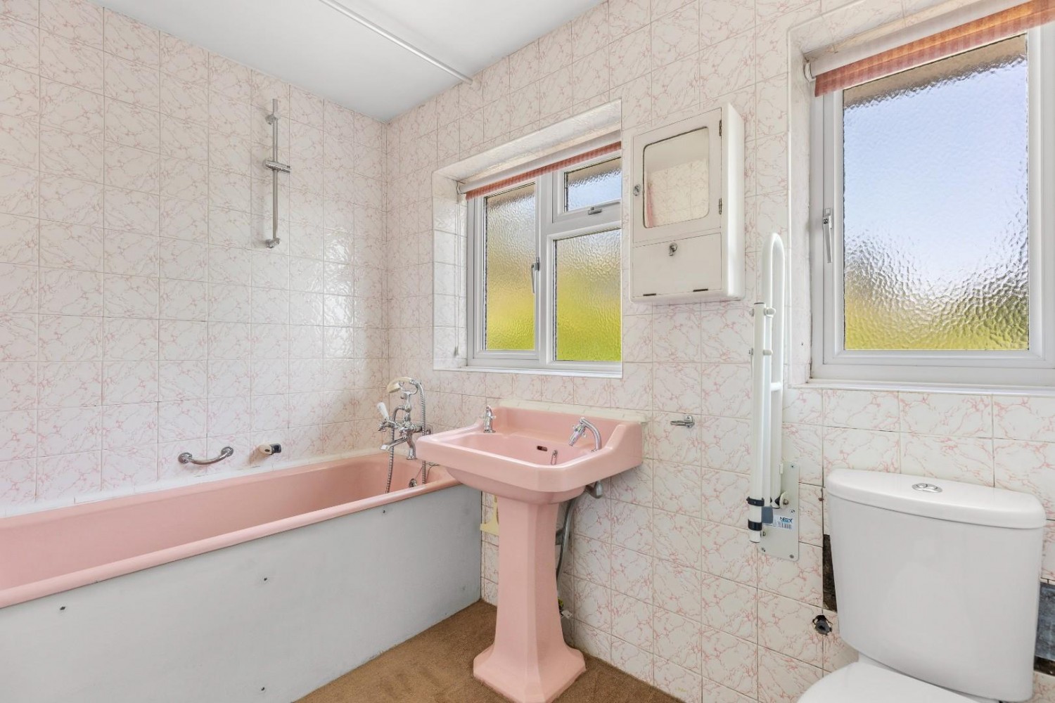 St. Leonards Road, Chesham Bois, Amersham, Buckinghamshire, HP6 6DS