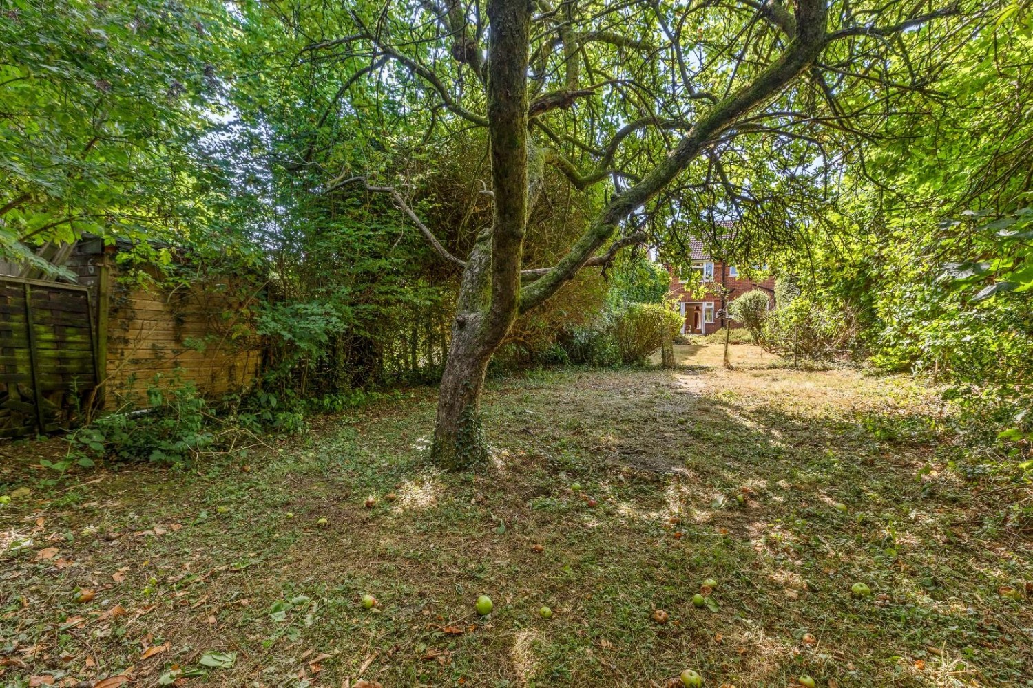 St. Leonards Road, Chesham Bois, Amersham, Buckinghamshire, HP6 6DS