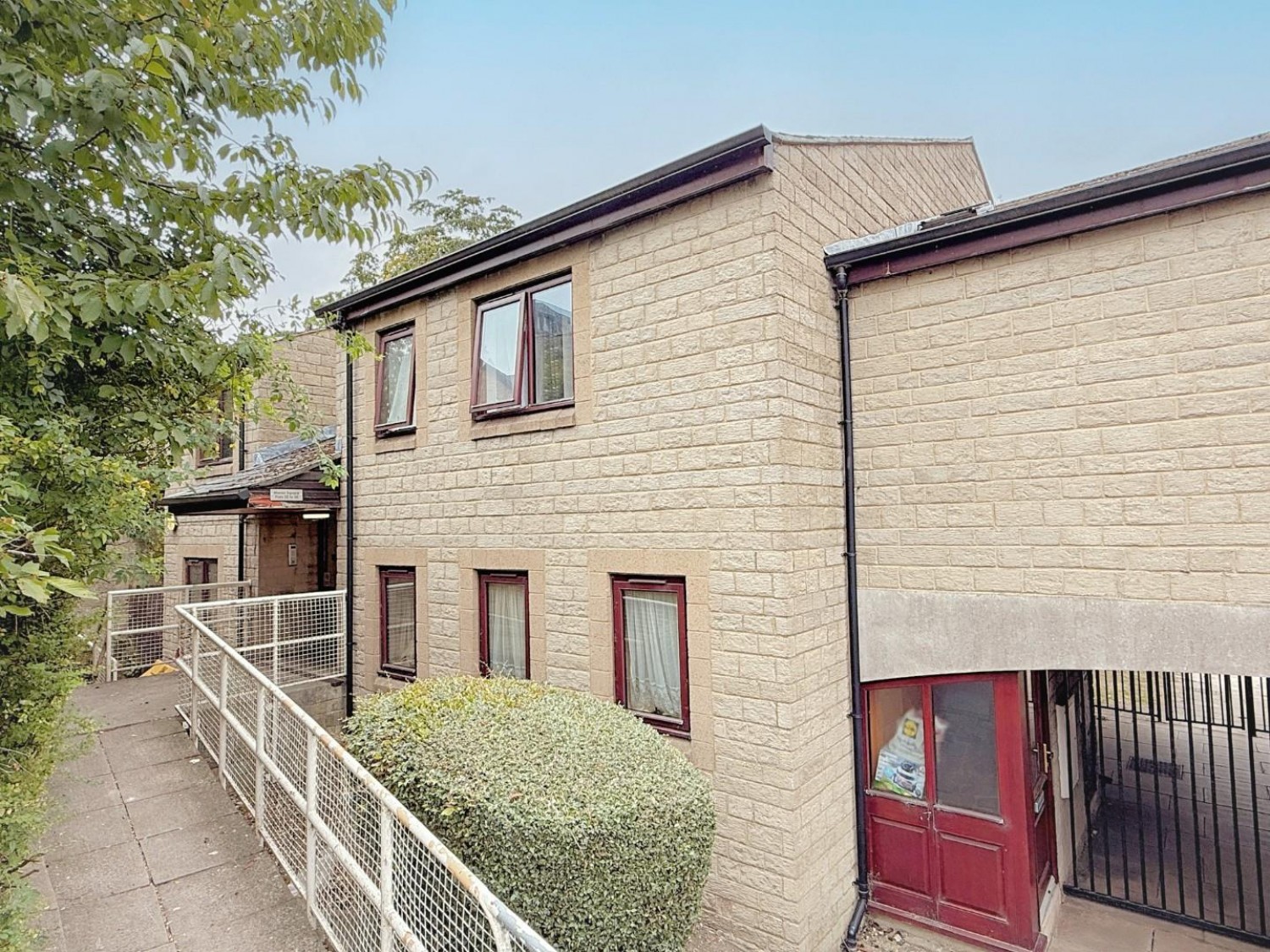 2 bedroom Flat for sale in Manor Square, Yeadon, Leeds, West Yorkshire