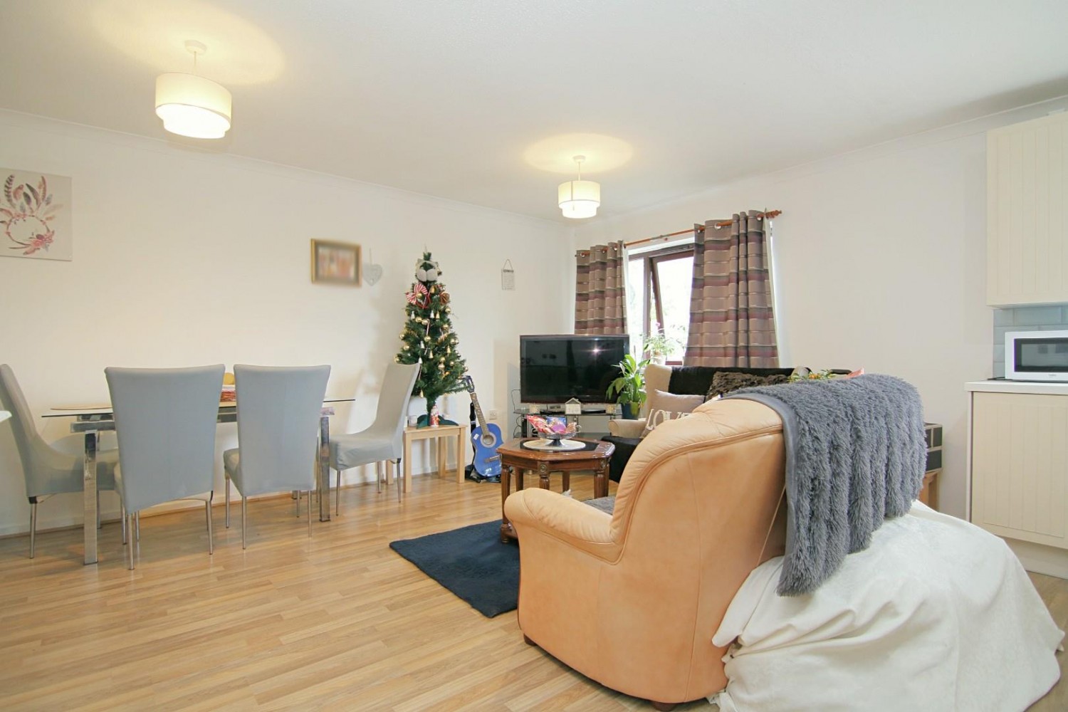 2 bedroom Flat for sale in Manor Square, Yeadon, Leeds, West Yorkshire