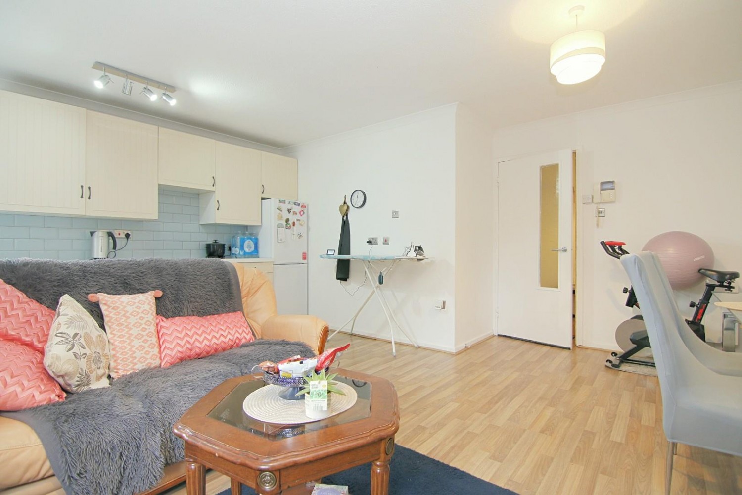 2 bedroom Flat for sale in Manor Square, Yeadon, Leeds, West Yorkshire