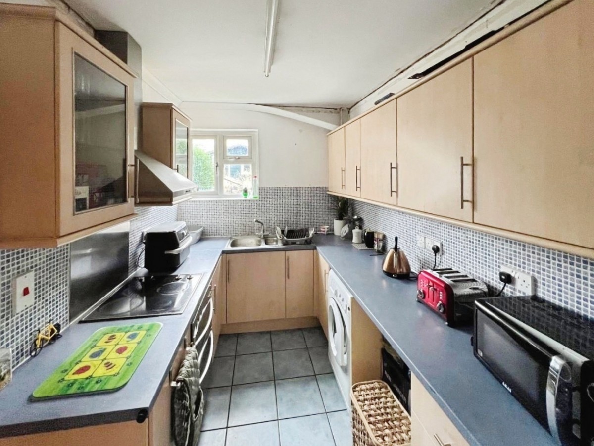 Second Avenue, Dursley