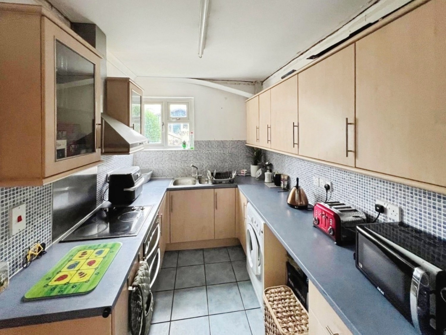 Second Avenue, Dursley