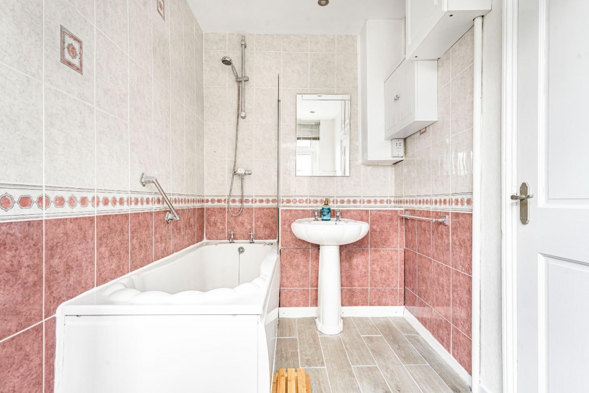 Lomond Grove, London, SE5