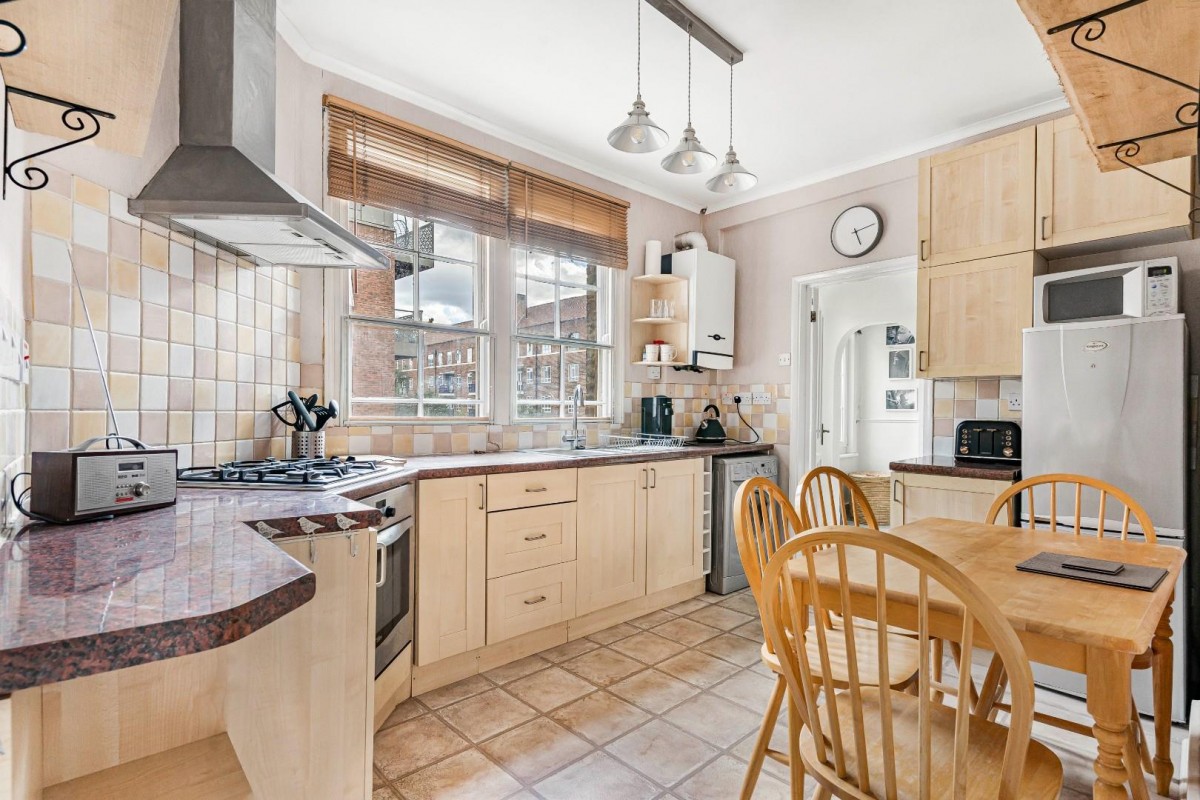 Lomond Grove, London, SE5