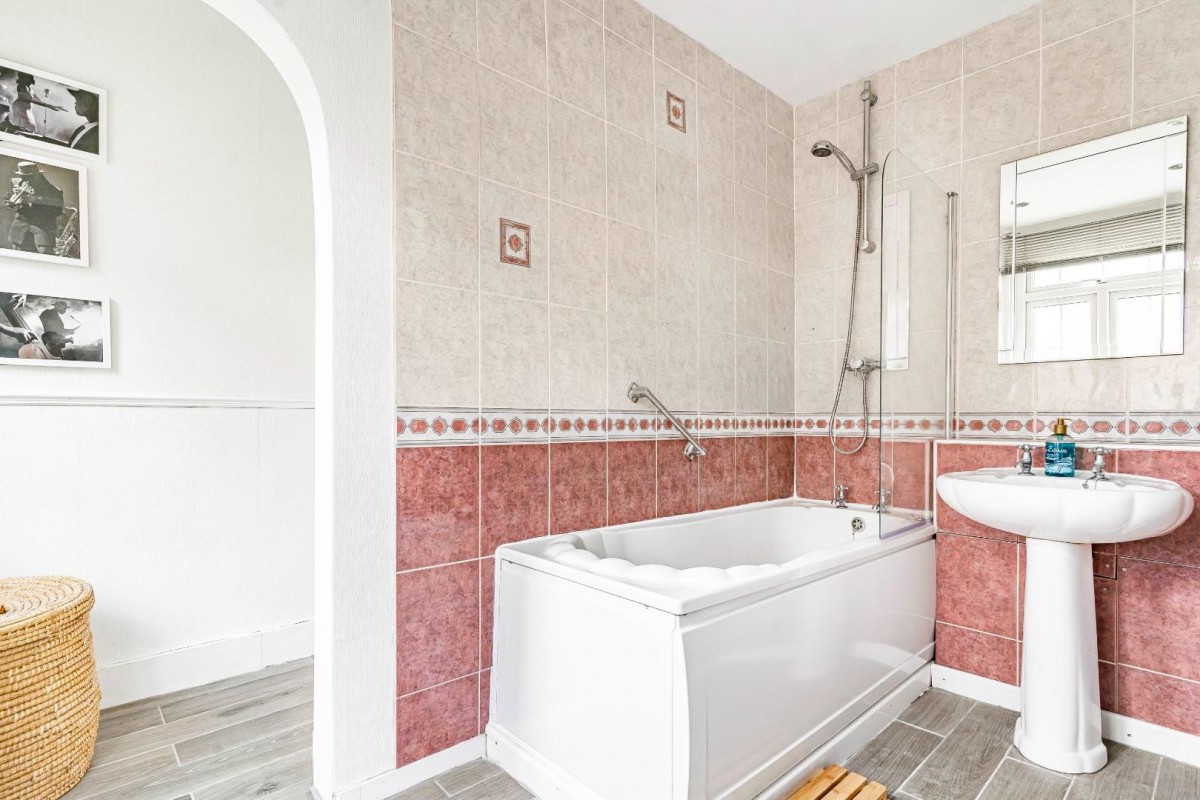 Lomond Grove, London, SE5