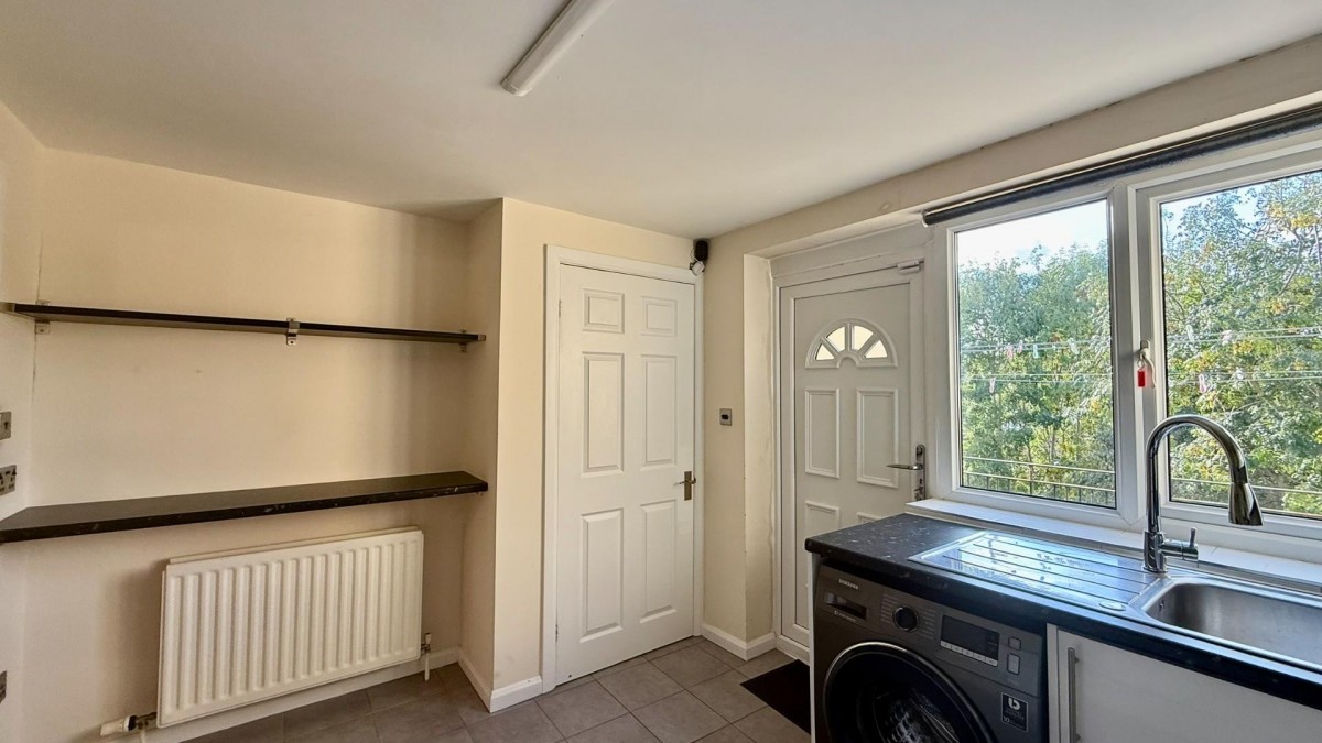 17 Commonside, Batley