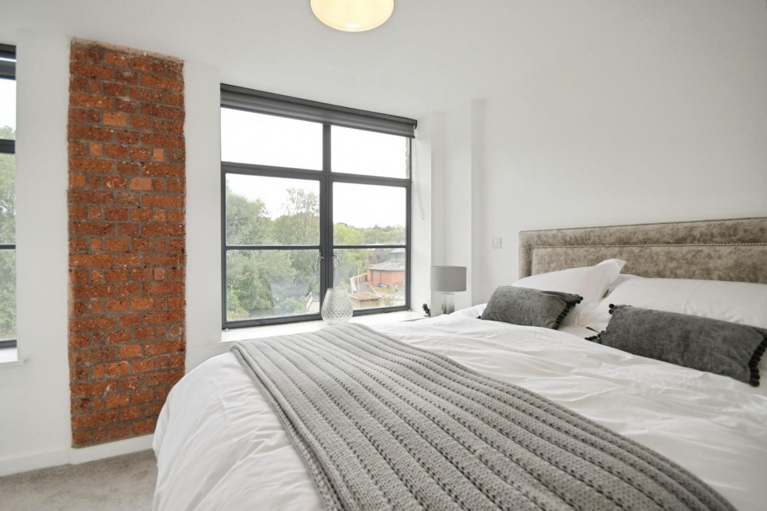 Birch Landing, Horseman Square, S3