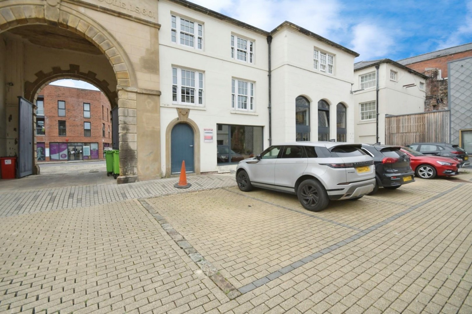 Birch Landing, Horseman Square, S3