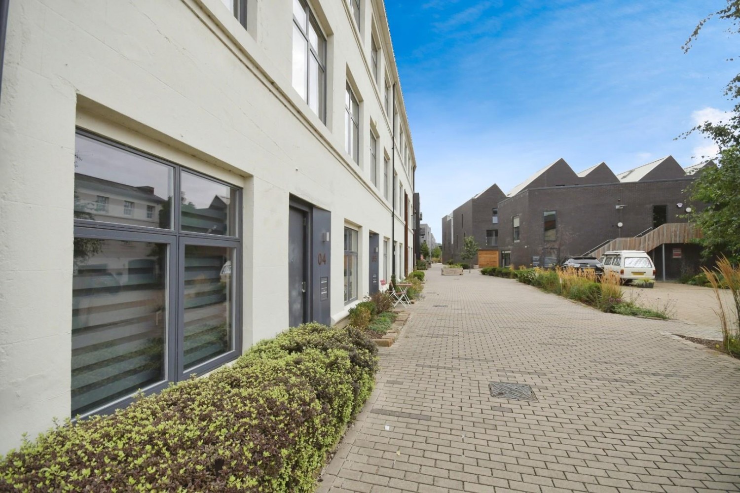 Birch Landing, Horseman Square, S3