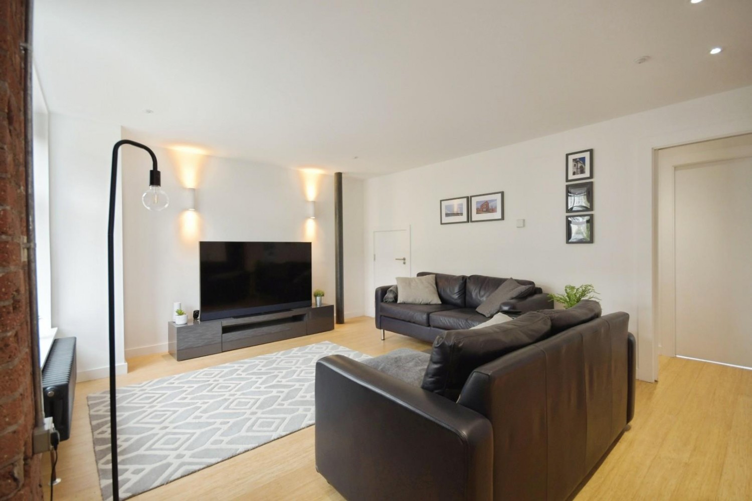 Birch Landing, Horseman Square, S3