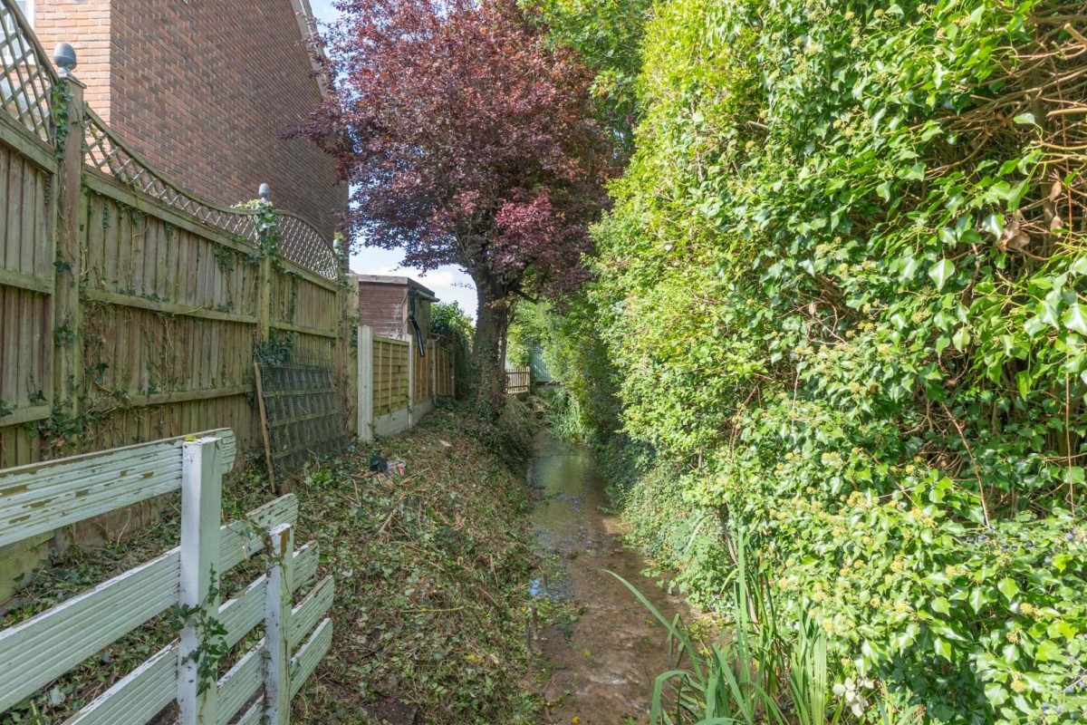 Wallace Drive, Eaton Bray