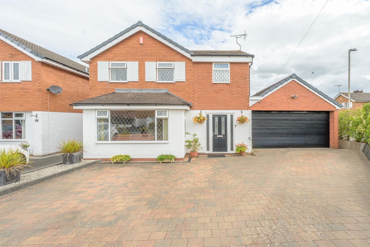 Meadfoot Drive, Kingswinford, DY6 9DB