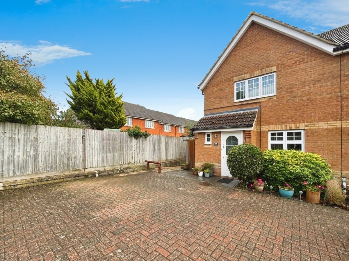 Emperor Way, Kingsnorth