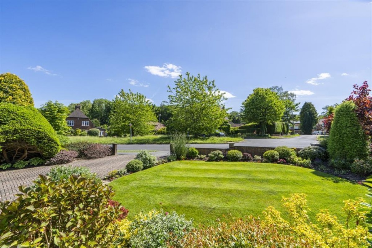 St. Leonards Road, Chesham Bois, Amersham, Buckinghamshire, HP6 6DT