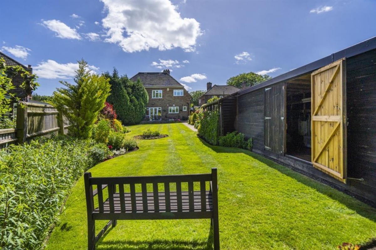 St. Leonards Road, Chesham Bois, Amersham, Buckinghamshire, HP6 6DT