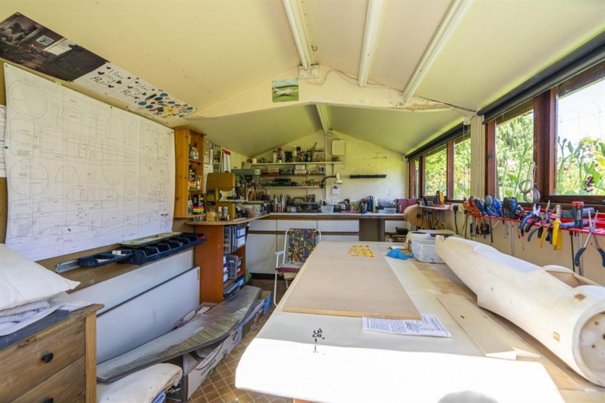 St. Leonards Road, Chesham Bois, Amersham, Buckinghamshire, HP6 6DT