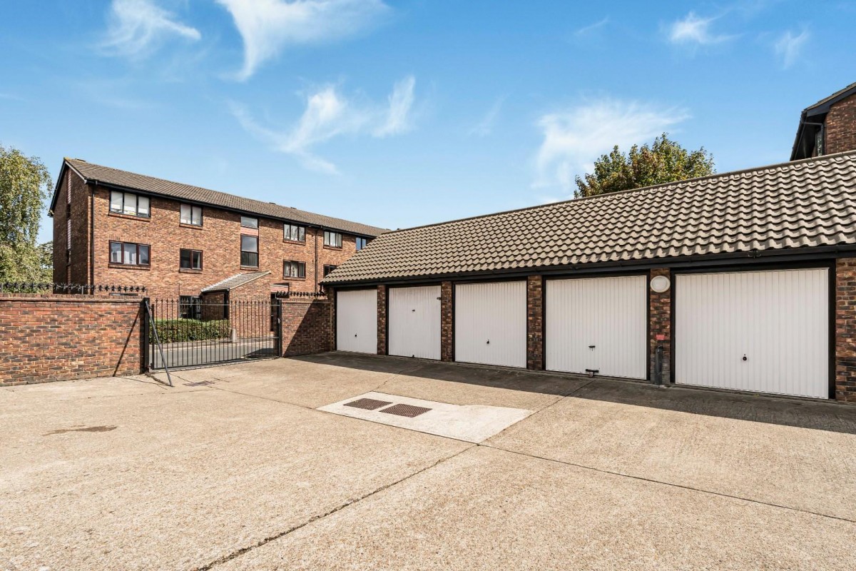 Allendale Close, London, SE5