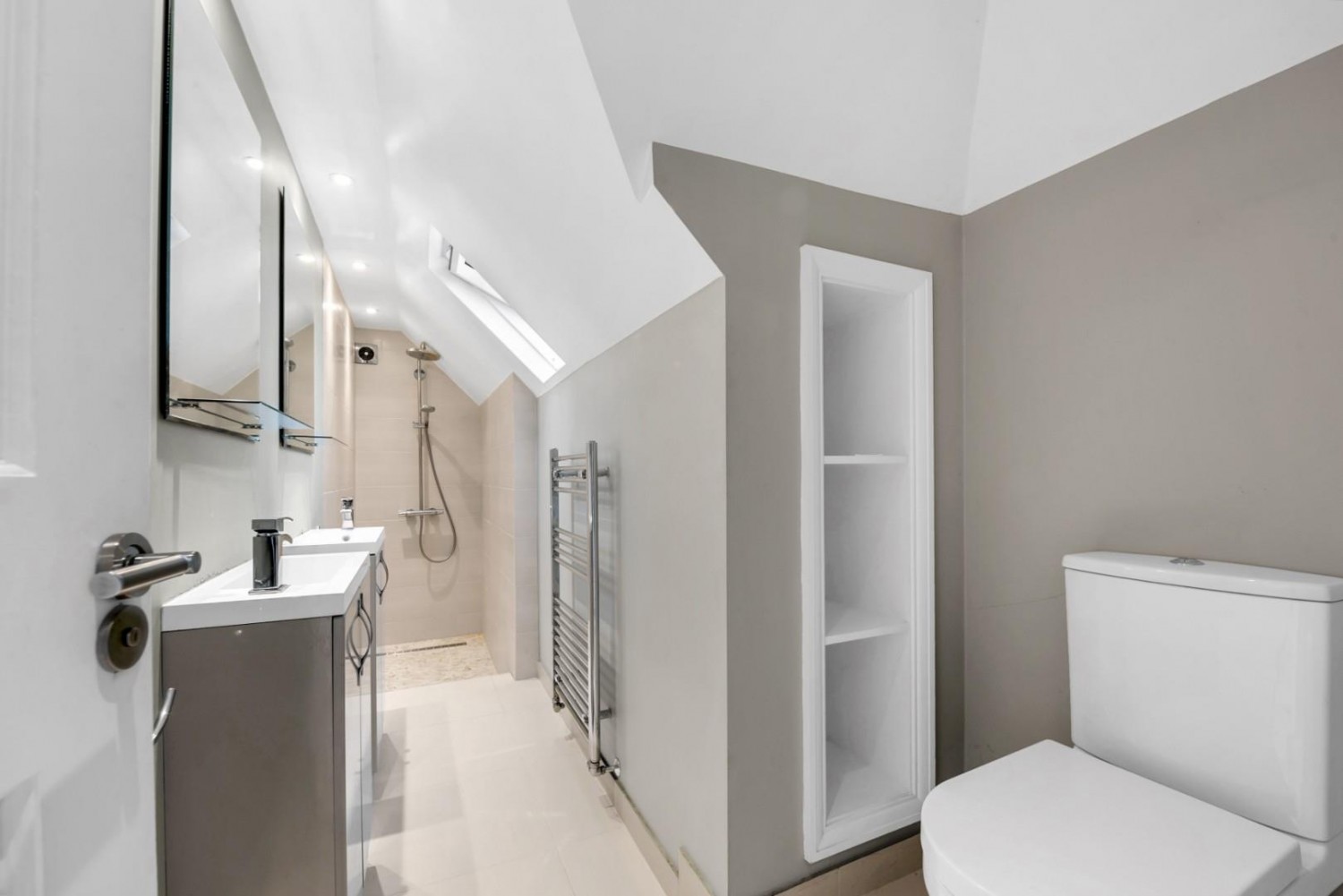 Sanderstead Ave, London, Childs Hill NW2