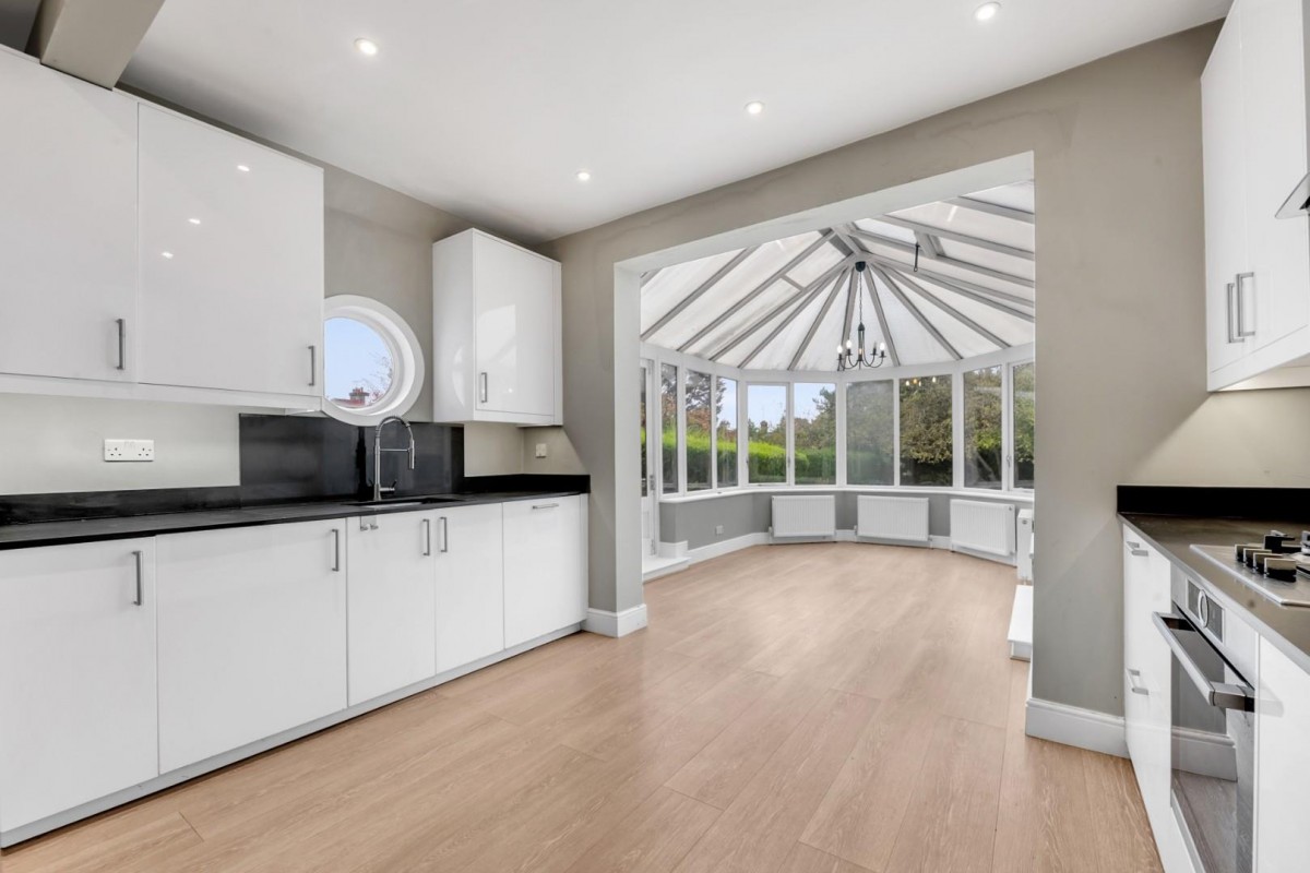 Sanderstead Ave, London, Childs Hill NW2