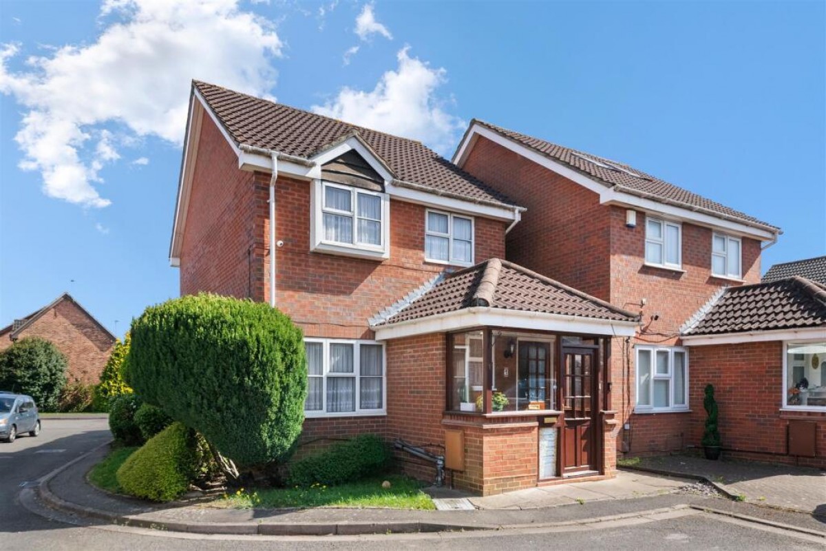 Dunsmore Close, Hayes, Middlesex, UB4 9RJ