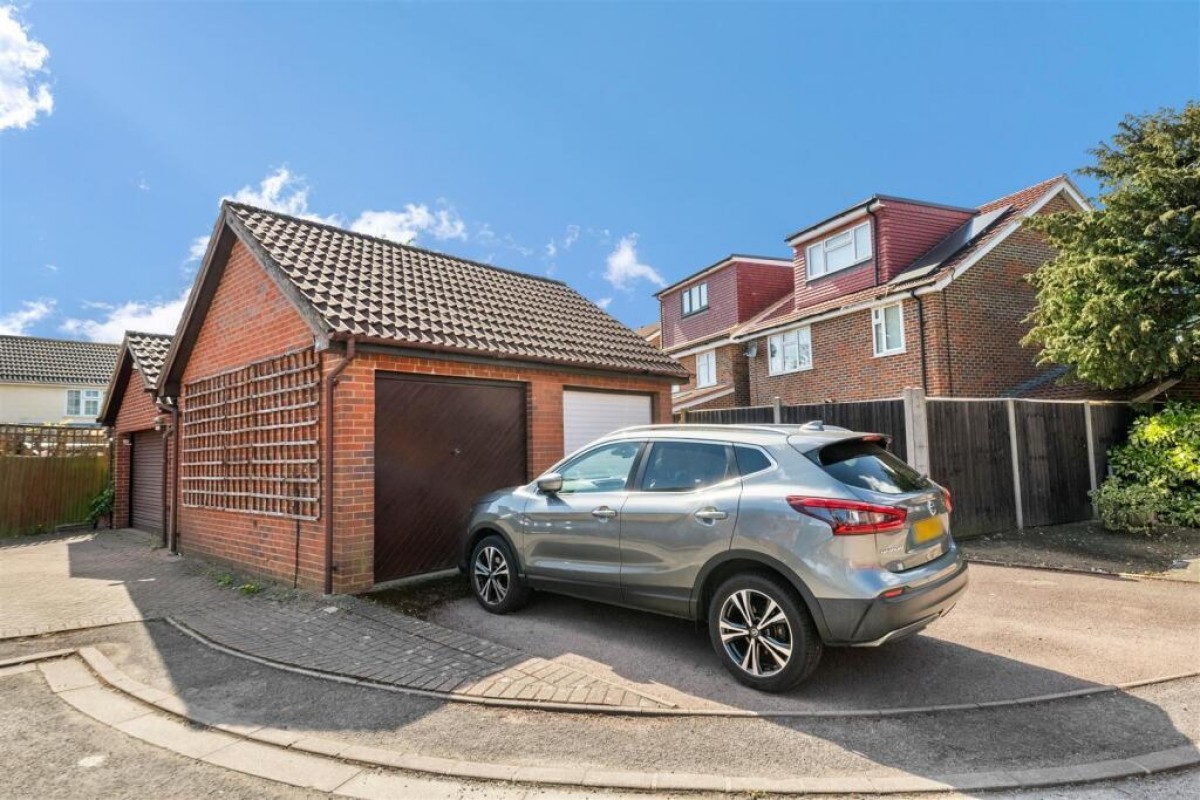 Dunsmore Close, Hayes, Middlesex, UB4 9RJ
