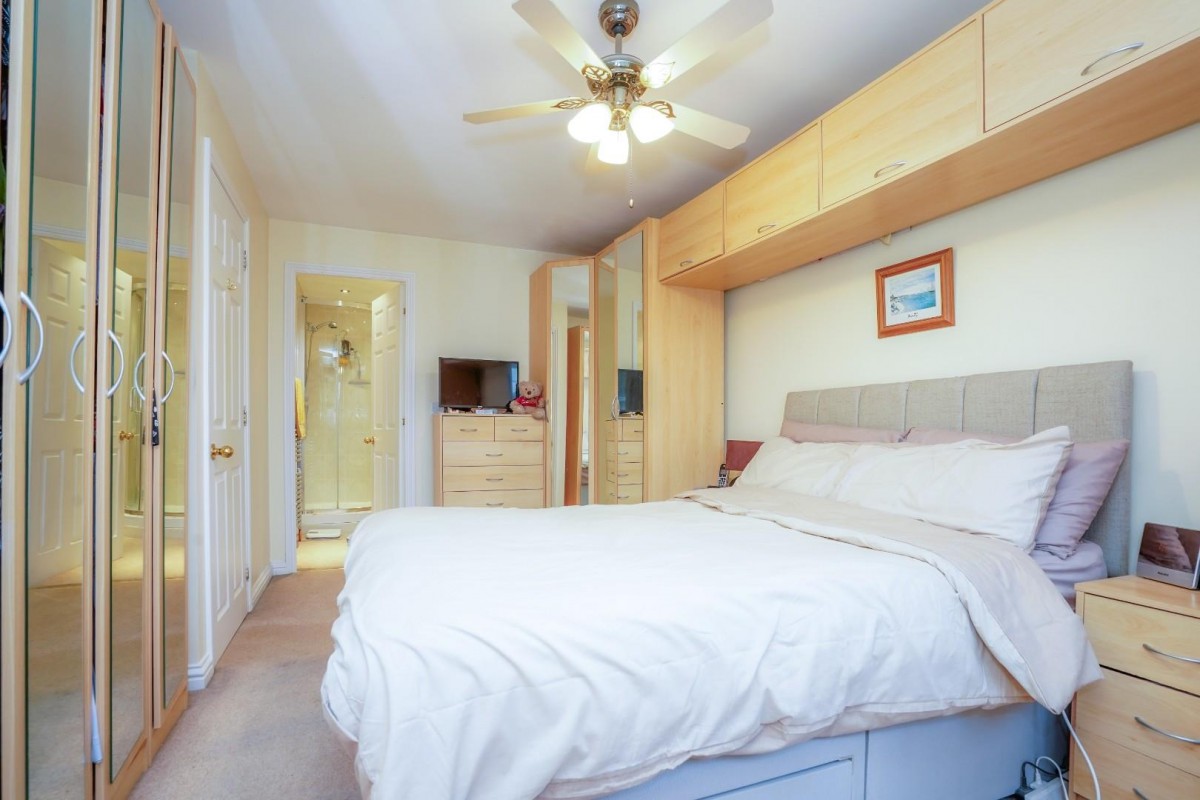 Glen Court, Castleford