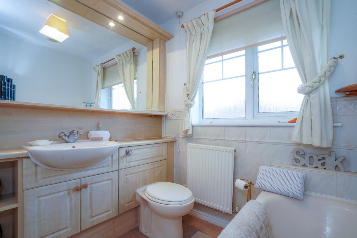 Glen Court, Castleford