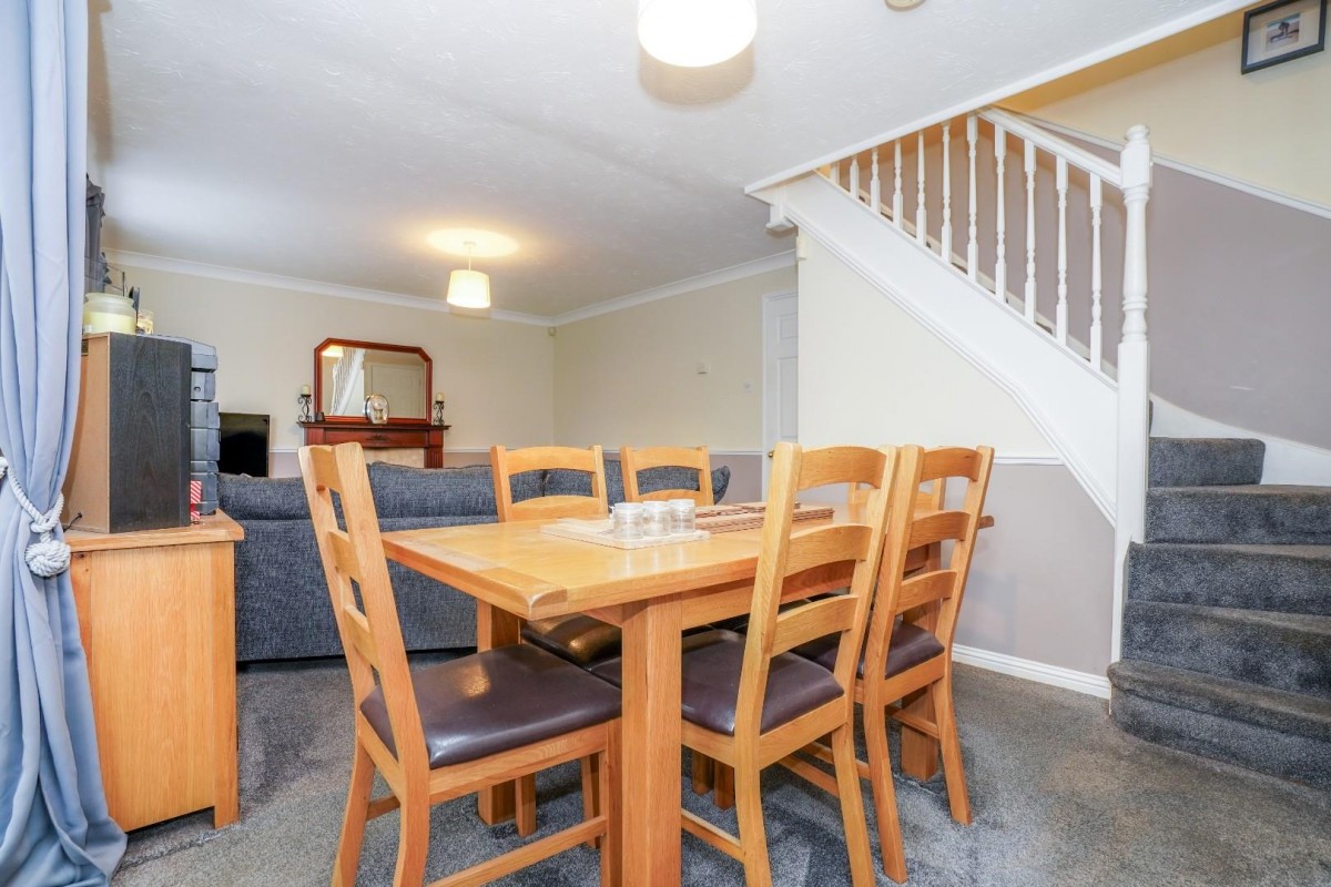 Glen Court, Castleford