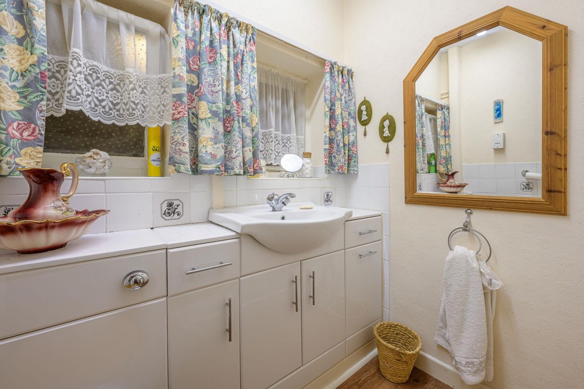 Summercourt Drive, Kingswinford, DY6 9QL