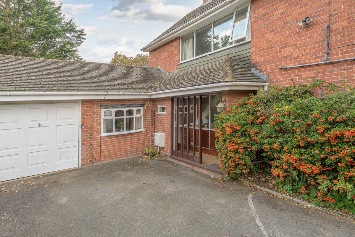 Summercourt Drive, Kingswinford, DY6 9QL