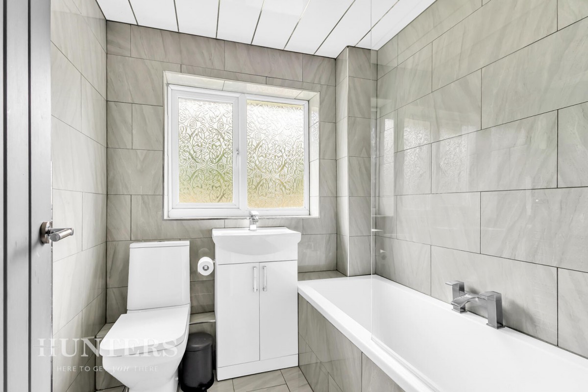 Chichester Close, Smithy Bridge, OL15 8QL