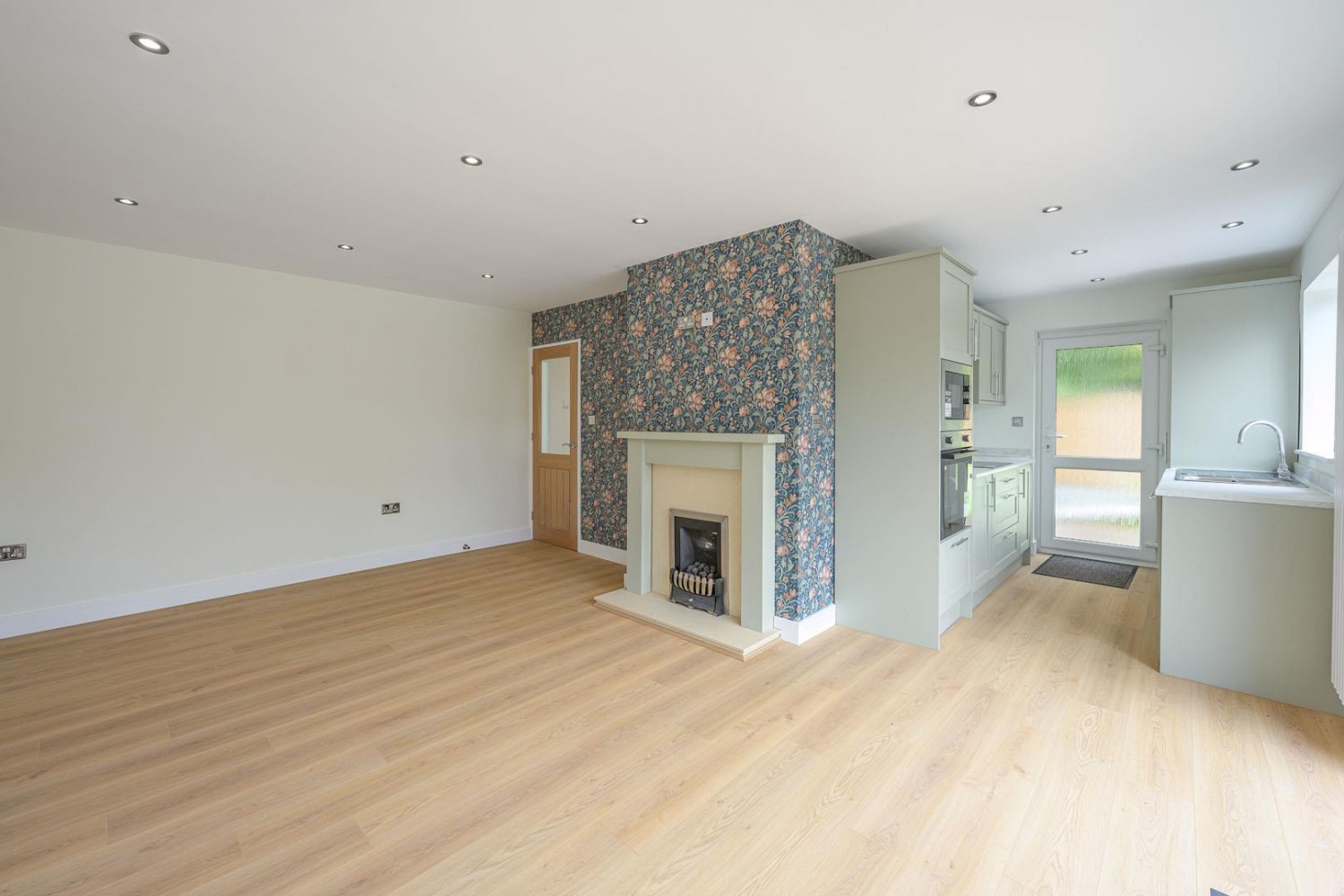 Lapwood Avenue, Kingswinford, DY6 8SG