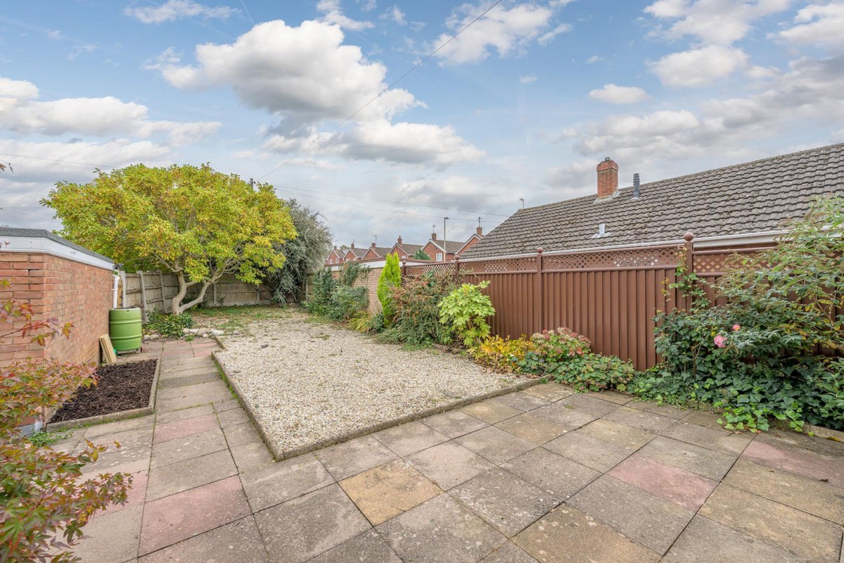 Lapwood Avenue, Kingswinford, DY6 8SG