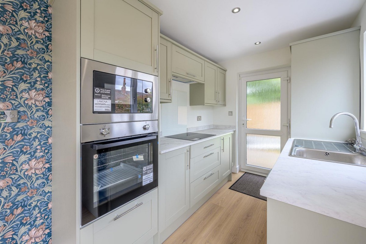 Lapwood Avenue, Kingswinford, DY6 8SG