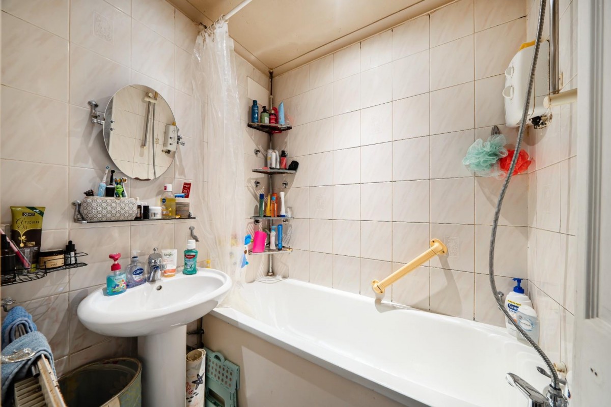 Holstein Way, Erith, DA18 4DJ